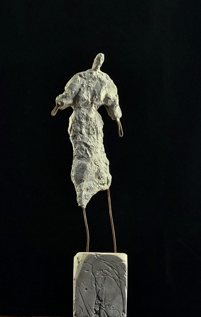 Sculpture en béton de Philippe Doberset représentant une petite fille en robe