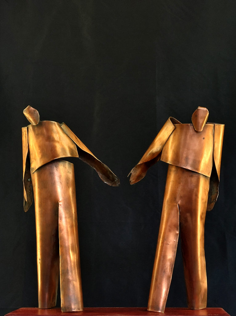 Couple de cuivre. Sculpture en feuille de cuivre représentant deux personnages de Philippe Doberset