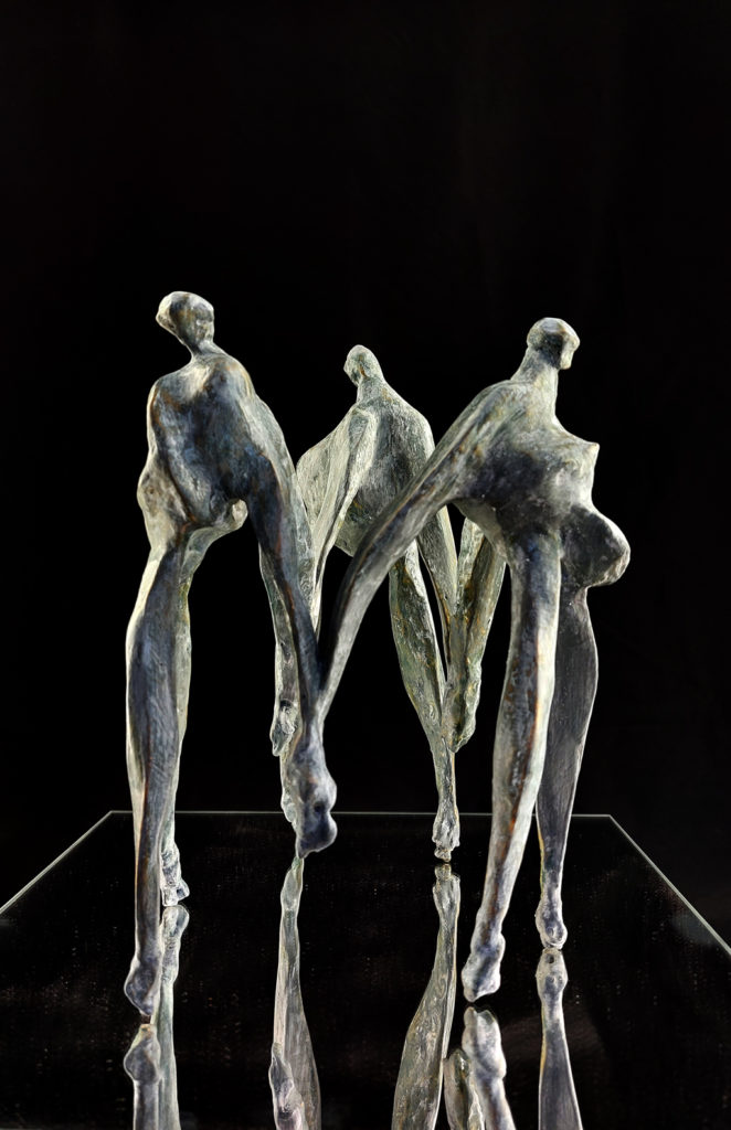 Trois danseuses se tenant la main. sculpture de Philippe Doberset