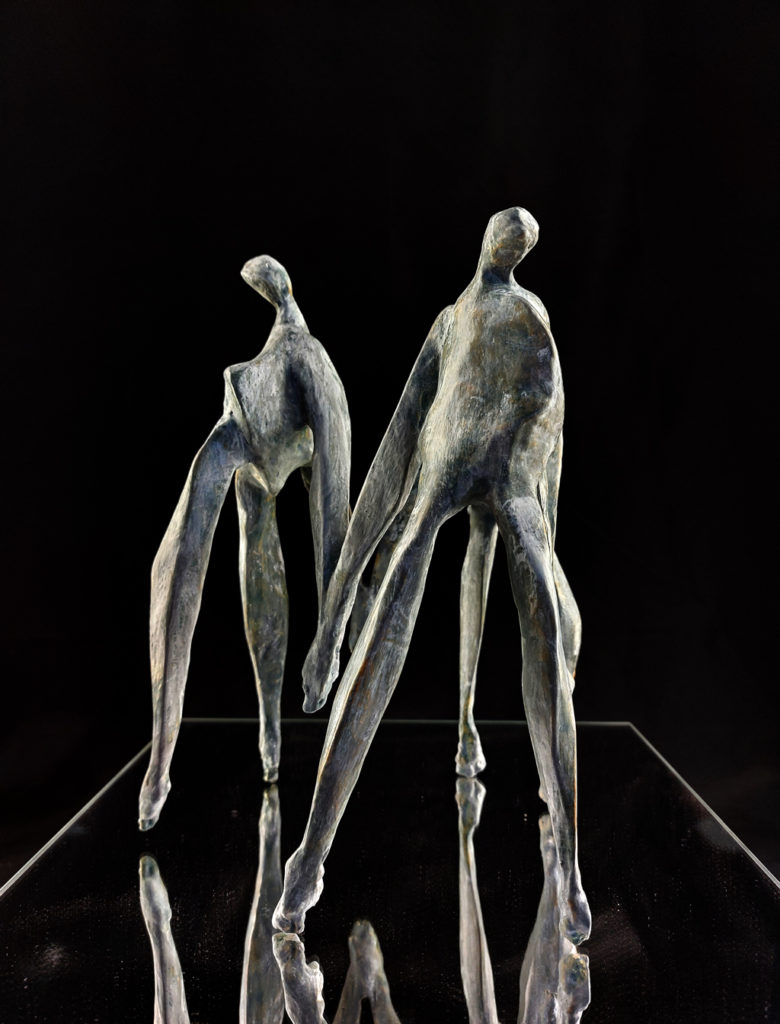 Trois danseuses se tenant la main. sculpture de Philippe Doberset