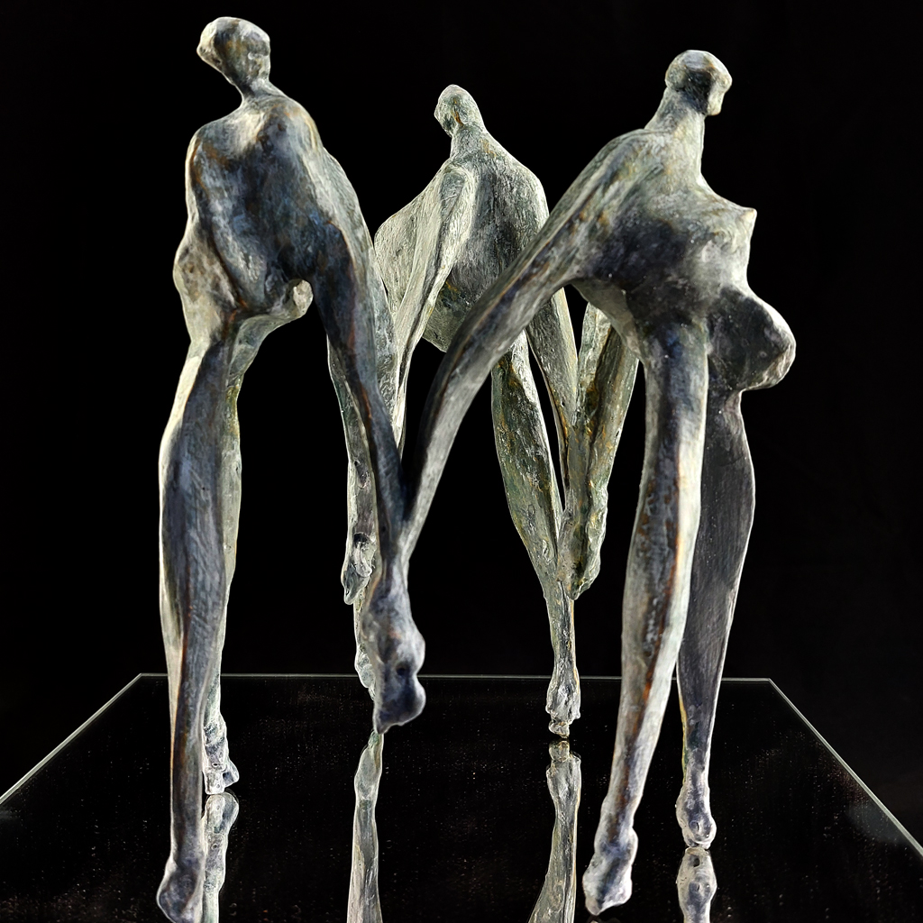 Trois danseuses se tenant la main. sculpture de Philippe Doberset
